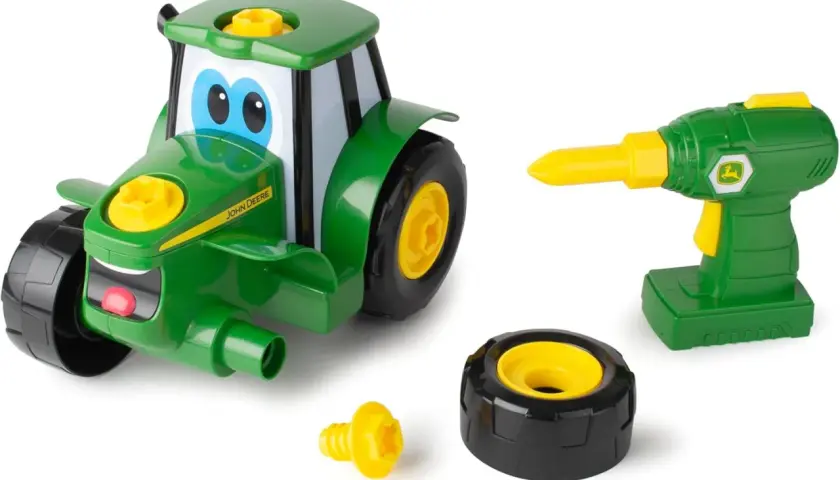 Zabawkowy traktor John Deere z wkrętarką i elementami do montażu. Dziecko może samodzielnie przykręcać koła.