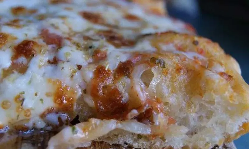 Najlepsze przepisy na ciasto do pizzy cienkie: Sprawdzone wskazówki