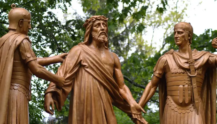 Rzeźba przedstawia Jezusa w koronie cierniowej, którego dwaj żołnierze prowadzą. Scena nawiązuje do wydarzeń, gdy sanhedryn skazał Jezusa.