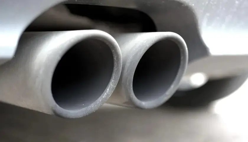 Dlaczego diesel kopci na biało? Odkryj przyczyny i rozwiązania