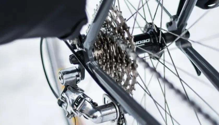 Błyszczące przerzutki Shimano Deore na kasecie rowerowej.