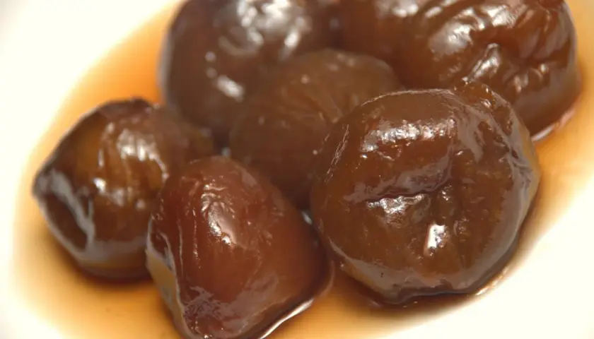 Fichi caramellati lucidi e invitanti, immersi in uno sciroppo dorato. Un dolce classico che profuma di tradizione.