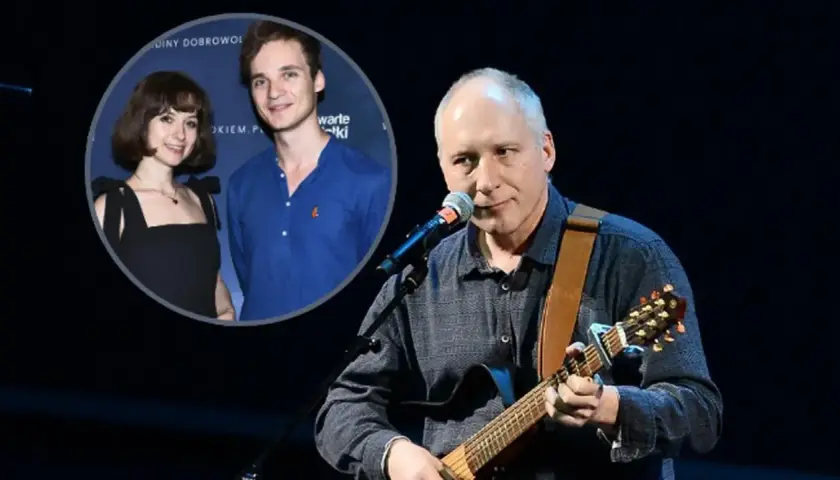 Kuba Sienkiewicz gra na gitarze, a w tle widać jego dzieci.