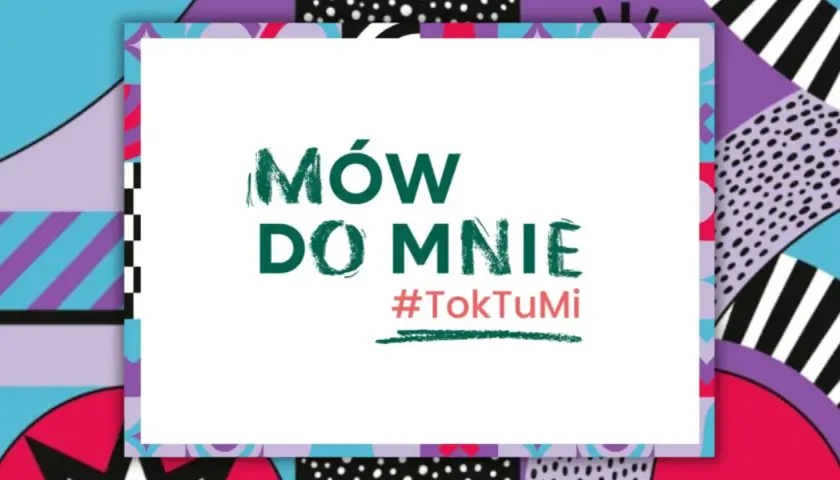 Mów do mnie, gdy widzisz hasło #TokTuMi na tle kolorowych, geometrycznych wzorów.