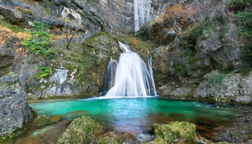 Cascada espectacular con agua turquesa, ideal para descubrir qué ver en Riopar y disfrutar de la naturaleza.