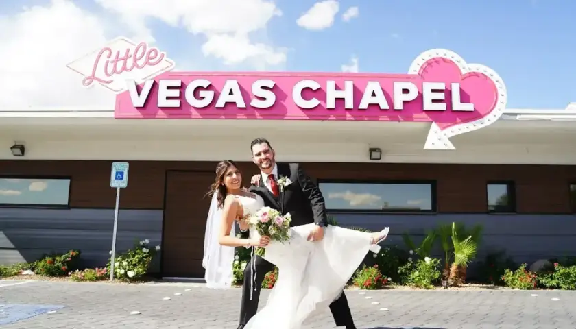 Szczęśliwa para świętuje swój ślub w Vegas przed kaplicą "Little Vegas Chapel".