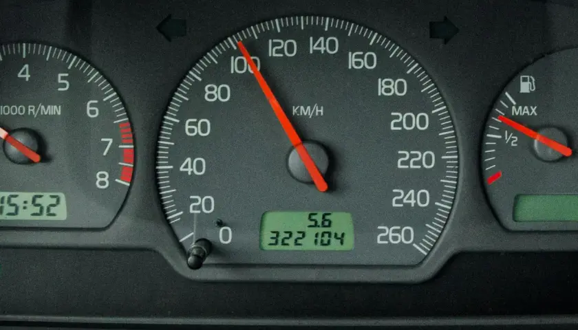 Prędkościomierz pokazuje 100 km/h. Czy większe koła zwiększają prędkość? Niekoniecznie, ale ten samochód jedzie szybko.