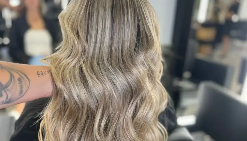 Cabello rubio con ondas suaves, mostrando diferentes tipos de rubio y reflejos sutiles.