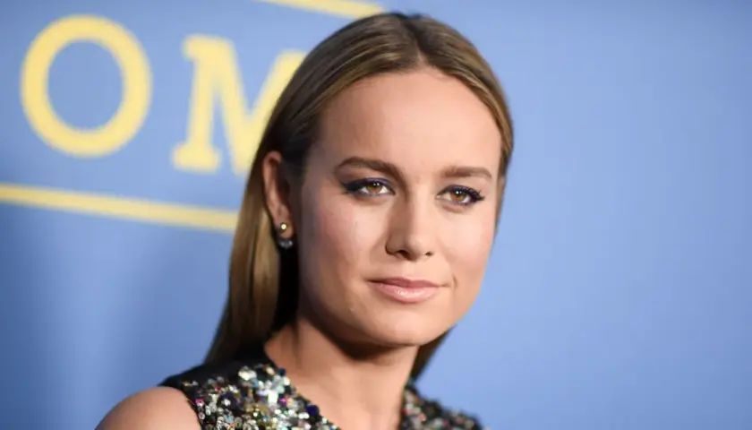 Brie Larson med lila eyeliner och glittrig klänning. Hon är känd för sina roller i filmer med brie larson.