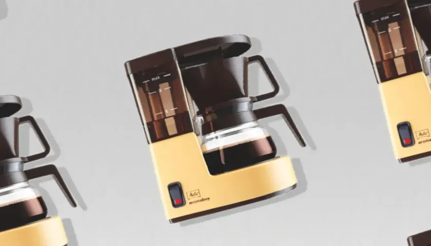 Mehrere gelbe Kaffeemaschinen, die darauf warten, Kaffee zu filtern.