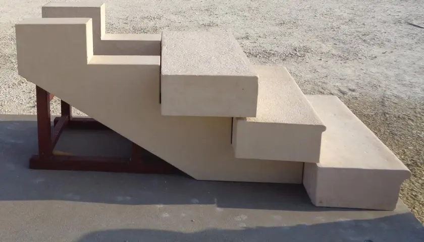 Construire un escalier en béton facilement avec un kit coffrage adapté