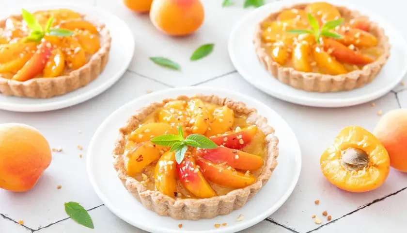 Délicieuses tartelettes aux abricots, parfaites pour savoir que faire avec des abricots. Garnies de fruits frais et de menthe.