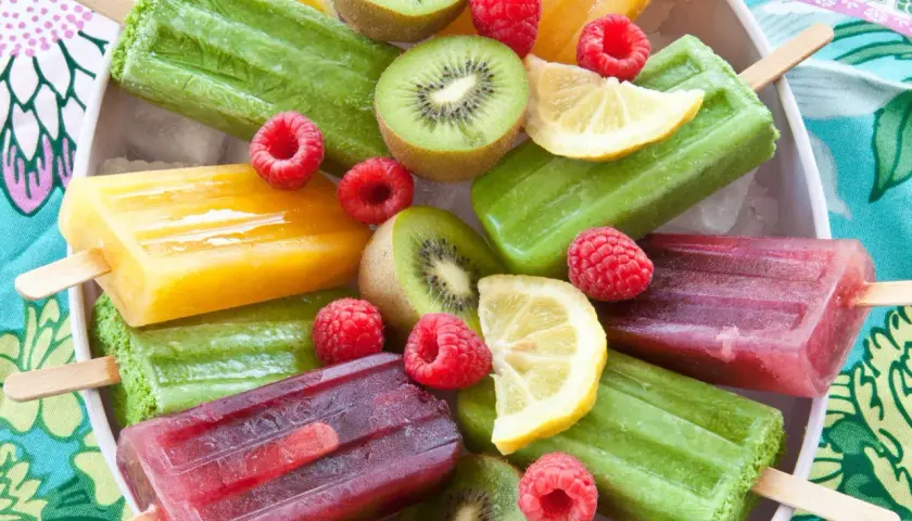 Bunte Fruchteis-Sorten, perfekt zum Wassereis selber machen. Mit Kiwi, Himbeeren und Zitrone.