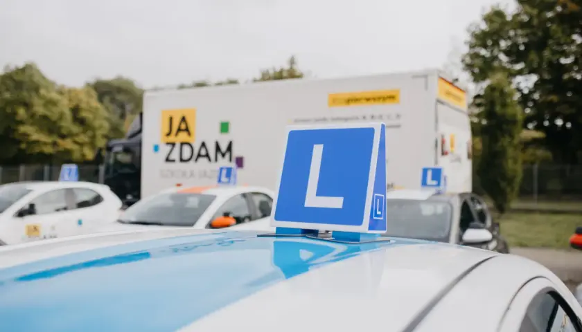 Nauka jazdy przed egzaminem teoretycznym kat A. Znaki "L" na dachach samochodów szkoleniowych.