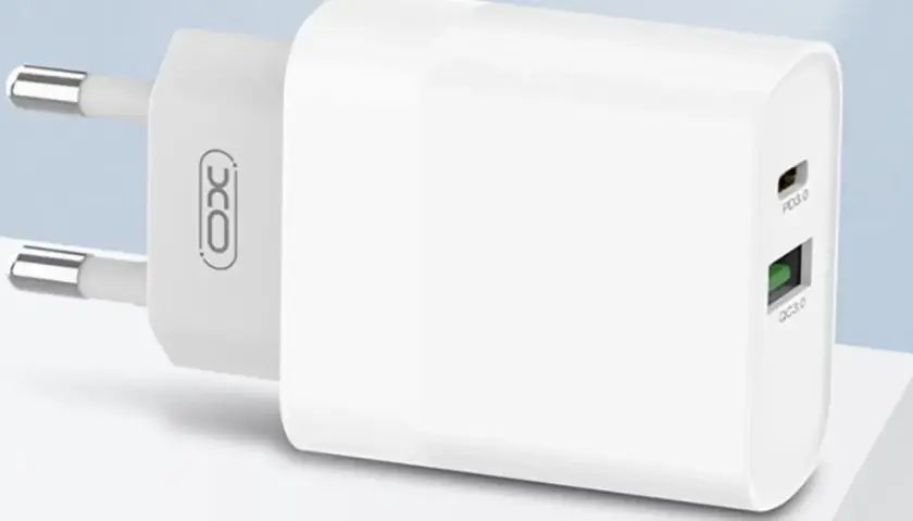 Biała ładowarka sieciowa z dwoma portami: USB-C PD 3.0 i USB-A QC 3.0. Idealna, by szybko naładować urządzenia.