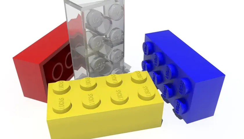 Bunte LEGO-Steine, rot, gelb, blau und transparent, bereit zum Lego waschen.