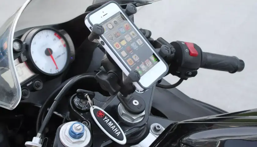 Uchwyt na telefon RAM zamontowany na kierownicy motocykla Yamaha. Telefon iPhone gotowy do nawigacji.
