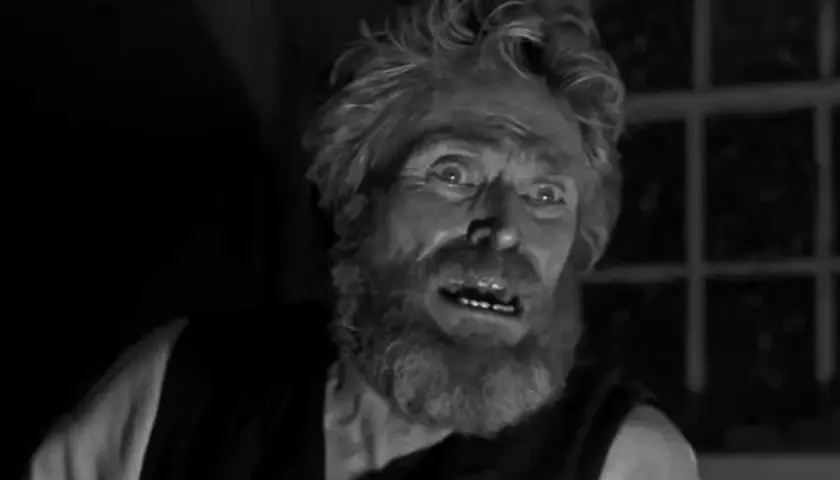 Un uomo con barba e capelli incolti, sguardo folle, forse una spiegazione del lighthouse.