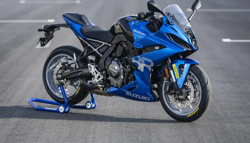 Suzuki GSX-8R azul brillante, lista para la acción en la pista.