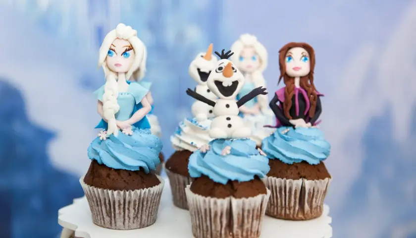 Petits gâteaux décorés avec Elsa, Anna et Olaf. Une idée parfaite pour une recette gâteau pâte à sucre facile et magique !