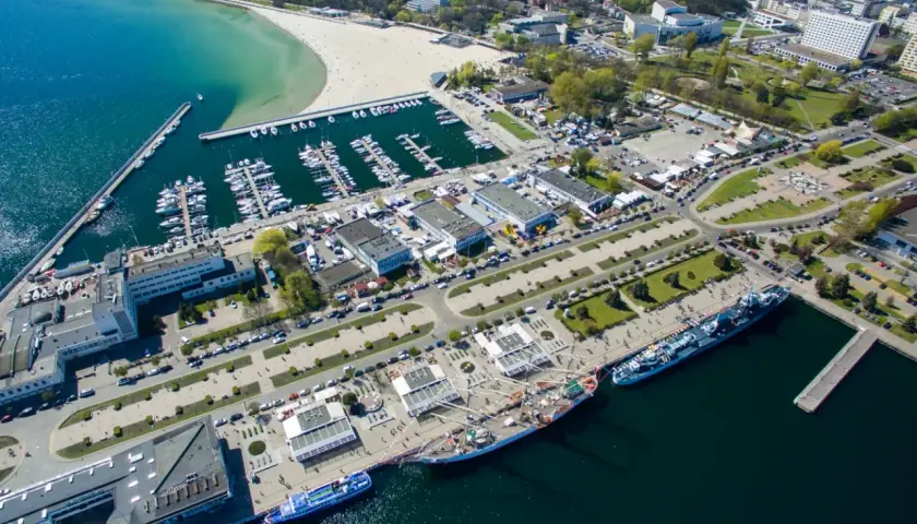 Gdynia oferuje mnóstwo atrakcji dla dorosłych: port jachtowy, plażę, muzea na wodzie i tętniące życiem nabrzeże.