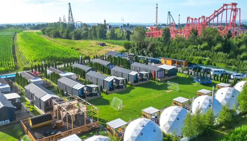 Ile kosztuje nocleg w Energylandii? Sprawdź ceny i opcje w Zatorze