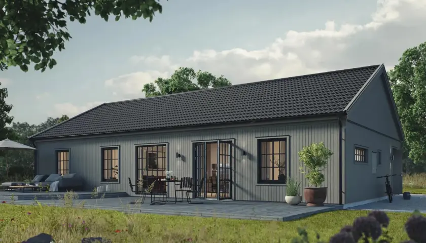 Grått trähus med altan och utemöbler. En cykel står parkerad. Tänk på vad kostar det att bygga ut huset för att få mer plats.