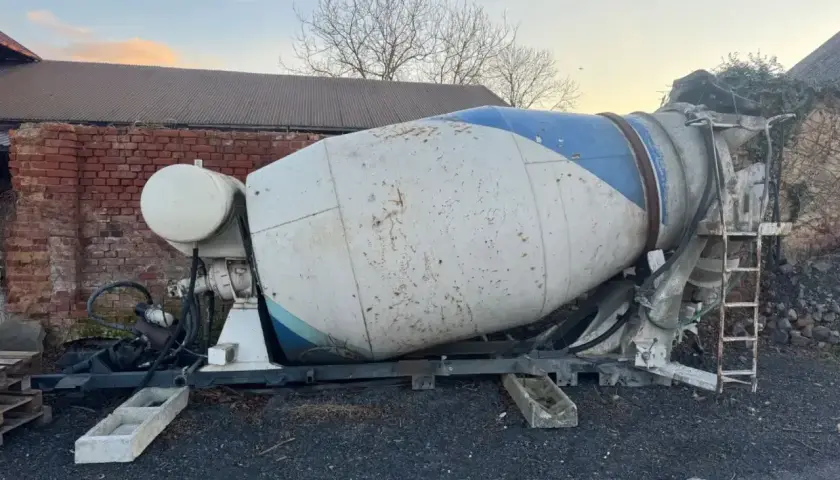 Gruszka betonu, stara i zardzewiała, stoi na podwórzu. Zastanawiasz się, ile kosztuje gruszka betonu?