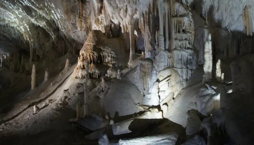 Wnętrze jaskini z bogactwem form krasowych: stalaktyty, stalagmity i nacieki skalne tworzą niezwykłe krajobrazy.