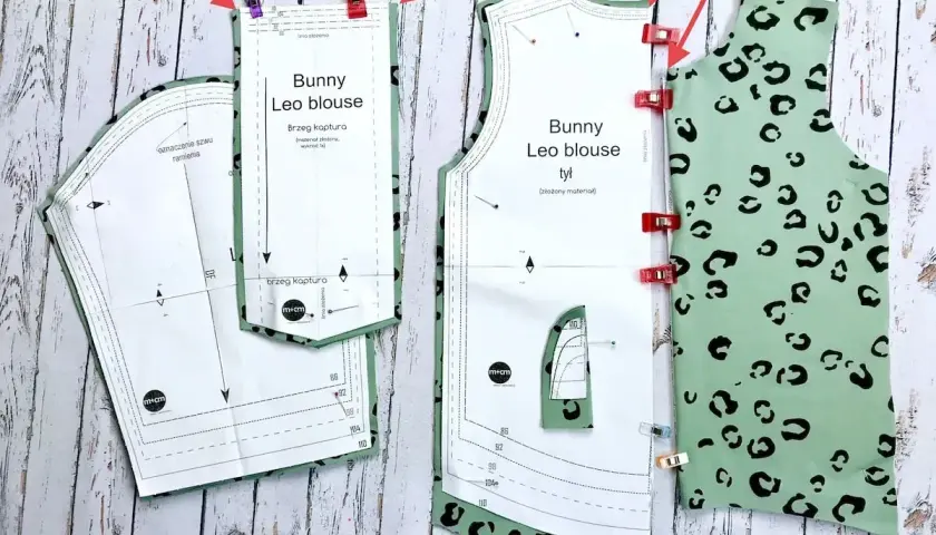 Dresówka pętelka w panterkę gotowa do szycia bluzki "Bunny Leo blouse". Wzór wycięty i przypięty do materiału.