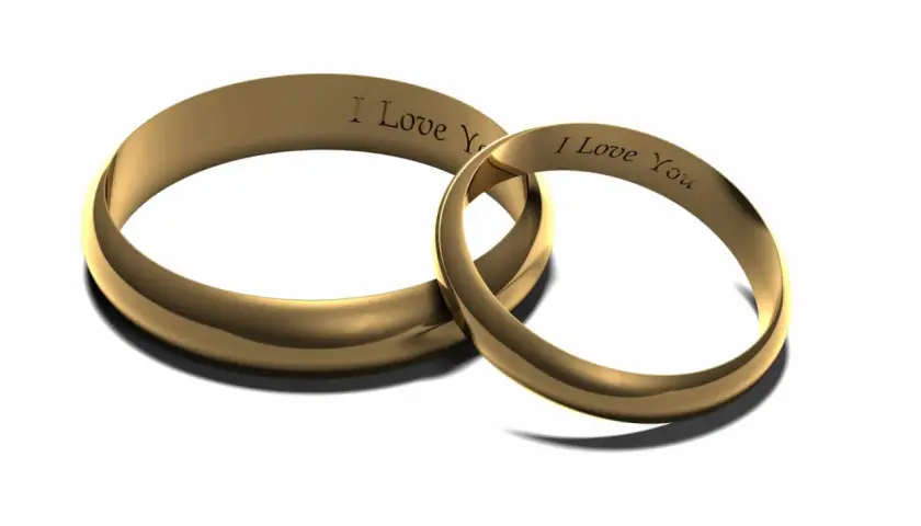 Złote obrączki ślubne z wygrawerowanym napisem "I Love You". Podwójny grawer na obrączkach ślubnych symbolizuje wieczną miłość.