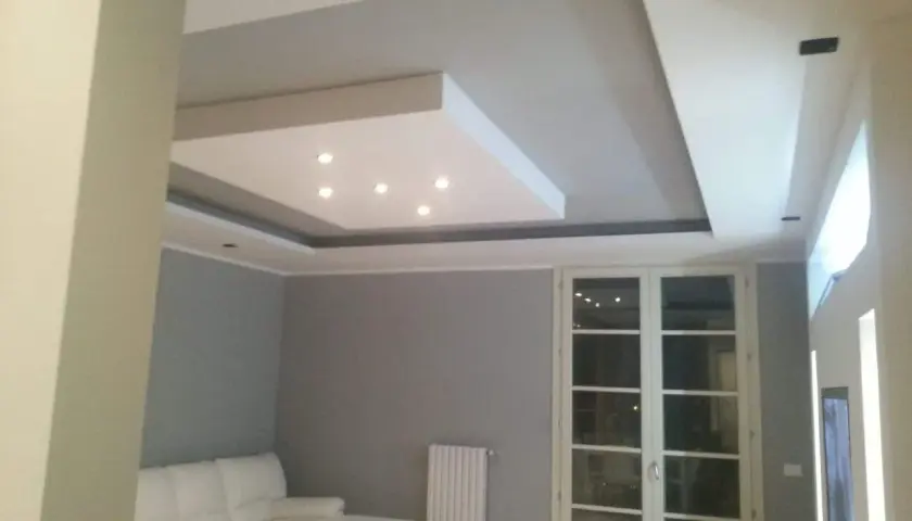 Soffitto moderno con faretti incassati, un esempio di come fare una veletta in cartongesso per un effetto scenografico.