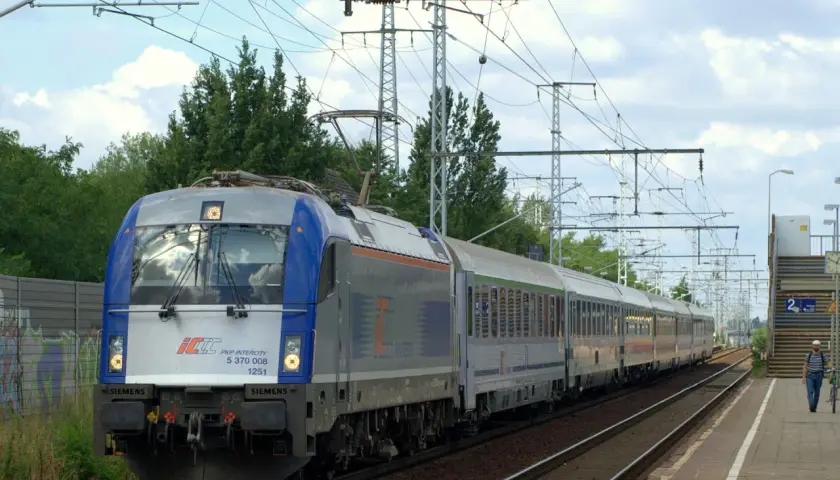 Pociąg PKP Intercity z numerem 5 370 008 gotowy do podróży. Idealny na weekendowy wypad z biletem weekendowym PKP.