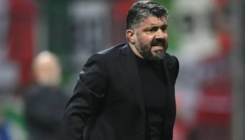 Gennaro Gattuso, zacięty trener, krzyczy na boisku.