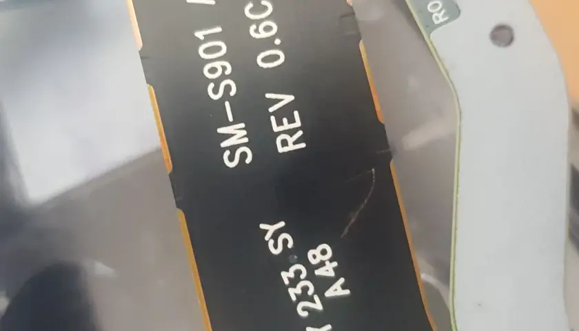 Taśma flex SM-S901 z oznaczeniem REV 0.6C, kluczowa dla żywotności baterii Samsung.