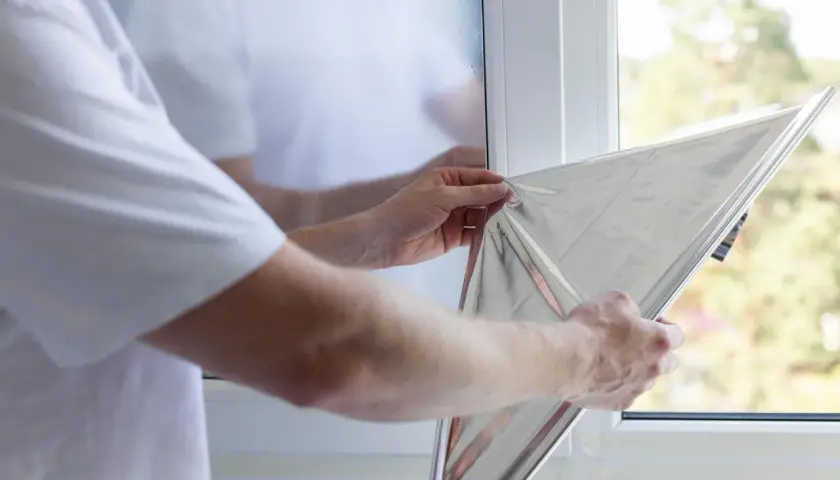 Jak zamontować folię na okno - uniknij najczęstszych błędów instalacji