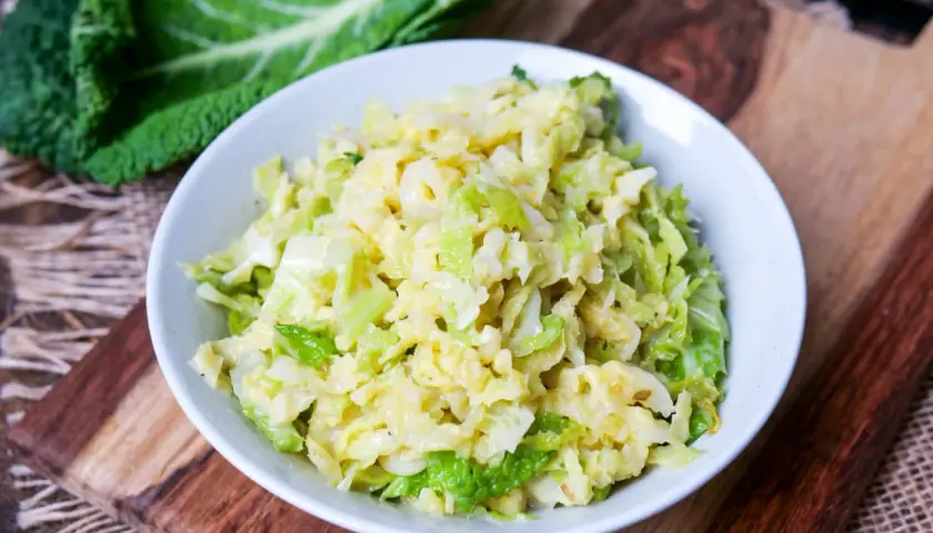 Cremiger Rahmwirsing, ein einfaches und leckeres Rahmwirsing Rezept, serviert in einer Schüssel.