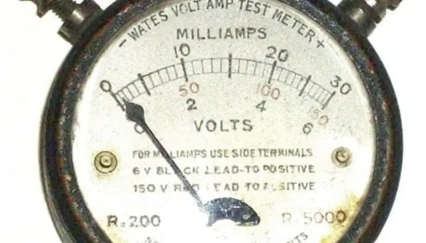 Stary galwanometr Wates Volt Amp Test Meter, wskazówka pokazuje niski odczyt na skali miliamperów.