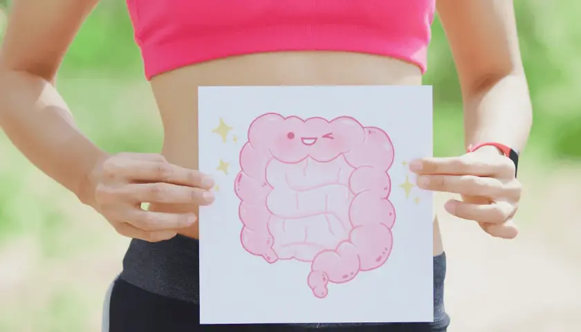 Persona con un disegno di un intestino felice, suggerimento per come ammorbidire le feci.