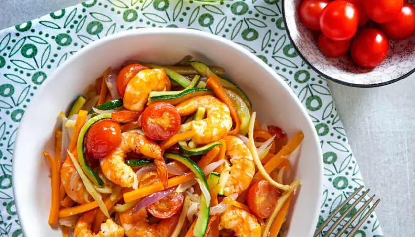 Delicioso wok de verduras con gambas: receta fácil y saludable