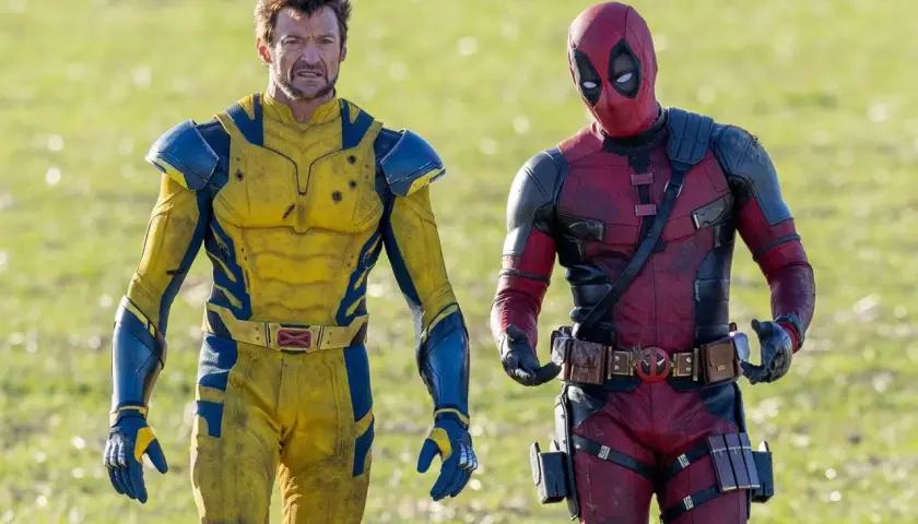 Hugh Jackman en costume jaune et bleu, aux côtés de Deadpool, prêts pour l'action dans Deadpool 3.