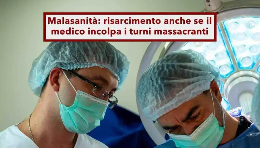 Due medici in sala operatoria, uno con occhiali, affrontano un caso di malasanità. La discussione verte sulla possibile omissione di soccorso, nonostante i turni massacranti.