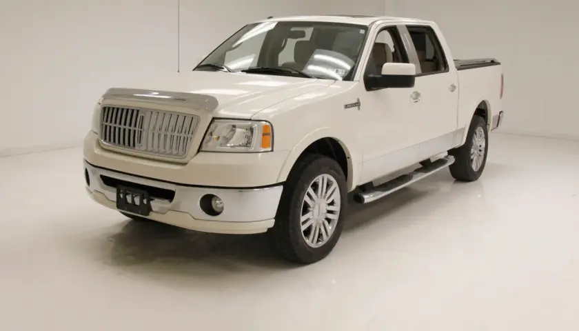 Biały Lincoln Mark LT z chromowanymi detalami i felgami, gotowy na każdą podróż.
