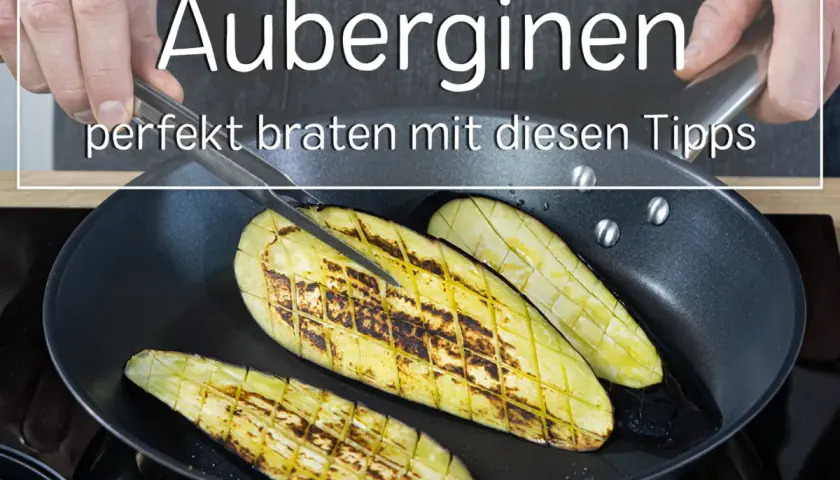 Aubergine zubereiten: Scheiben werden in der Pfanne gebraten, mit Rautenmuster und goldbraunen Röstaromen. Perfekt für ein leckeres Gericht.