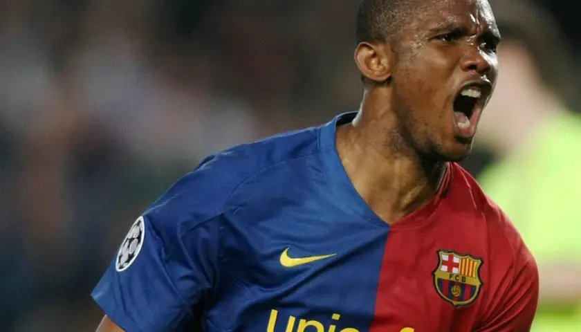 Samuel Eto'o, jeden z legendarnych napastników Barcelony, świętuje bramkę.