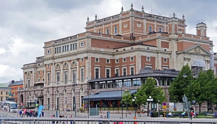 Imponerande fasad på Stockholms Operan med detaljerade fönster och en vacker arkitektur.