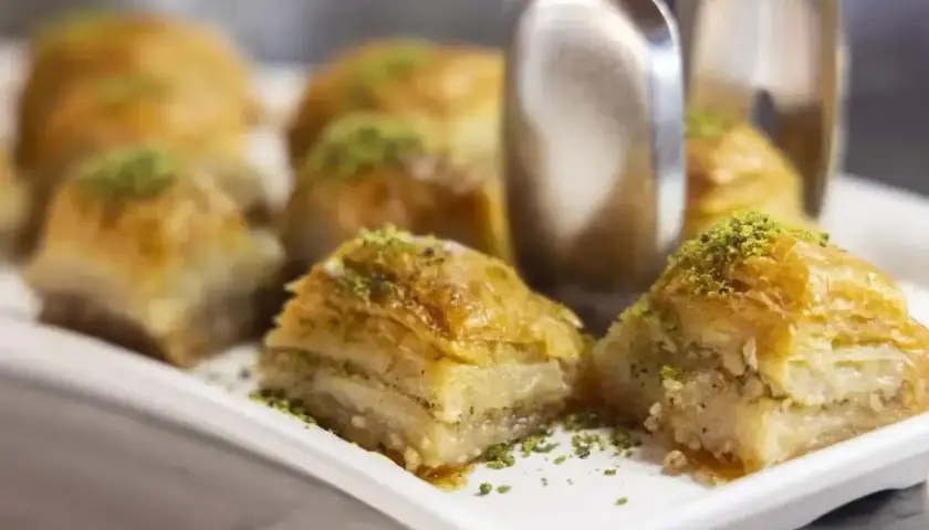 Słodka baklawa z orzechami i pistacjami, idealna na deser. Prosty baklava przepis.