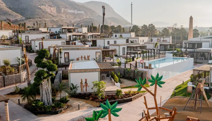 Resort con bungalows blancos decorados con jeroglíficos y figuras egipcias, piscina y zona de juegos. El hotel Grand Luxor evoca un oasis en Terra Mítica.