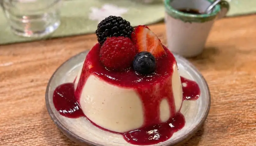 Cremige Panna Cotta mit Beeren und roter Sauce. Ein köstliches panna cotta rezept, das zum Genießen einlädt.