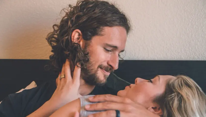 Coppia in intimità, lui la guarda con amore, lei appoggia la testa sul suo petto. Mio marito vuole fare l'amore tutti i giorni, e momenti così lo confermano.